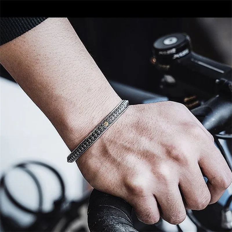 Bracelete Retrô Requintado com Escama de Dragão Esculpida produzida em aço inoxidável